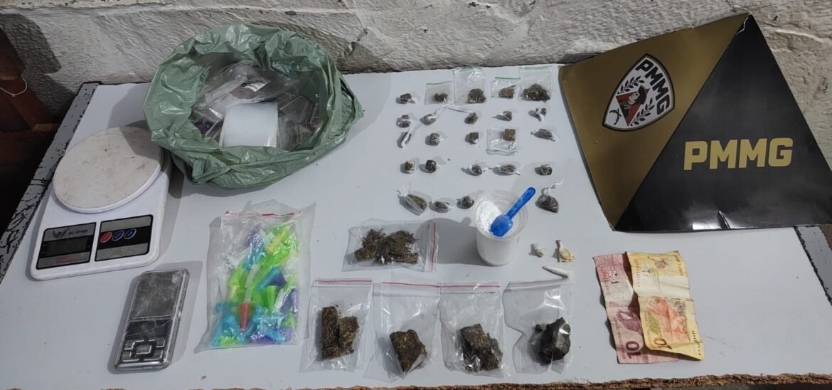 morador-e-preso-apos-pm-encontrar-cocaina,-haxixe,-maconha-e-crack-em-casa-com-apoio-de-cao-farejador