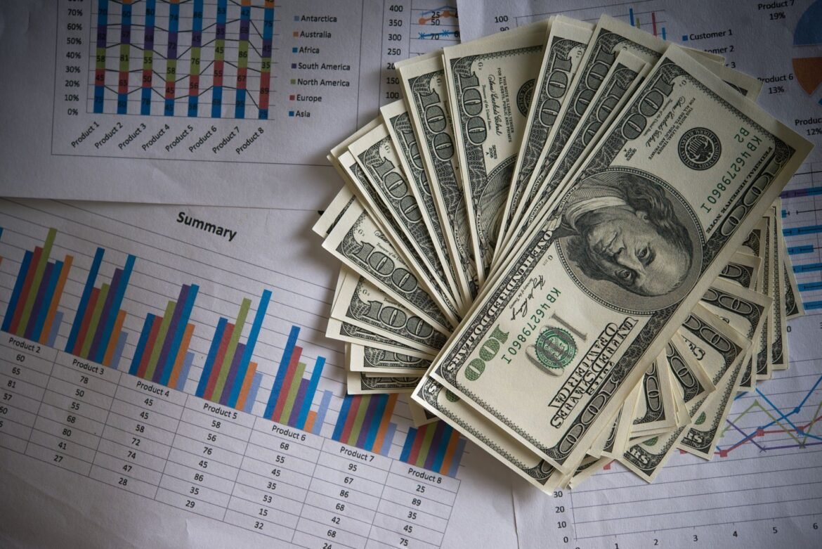 dolar-cai-a-r$-4,91-e-tem-menor-valor-em-mais-de-dois-anos,-com-ata-do-copom-e-conflito-no-ira-|-g1