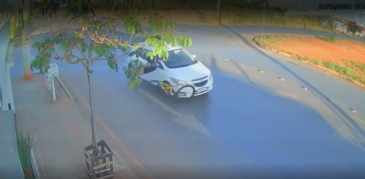 video-mostra-momento-em-que-ciclista-de-16-anos-e-atingido-por-carro-em-cruzamento-de-montes-claros