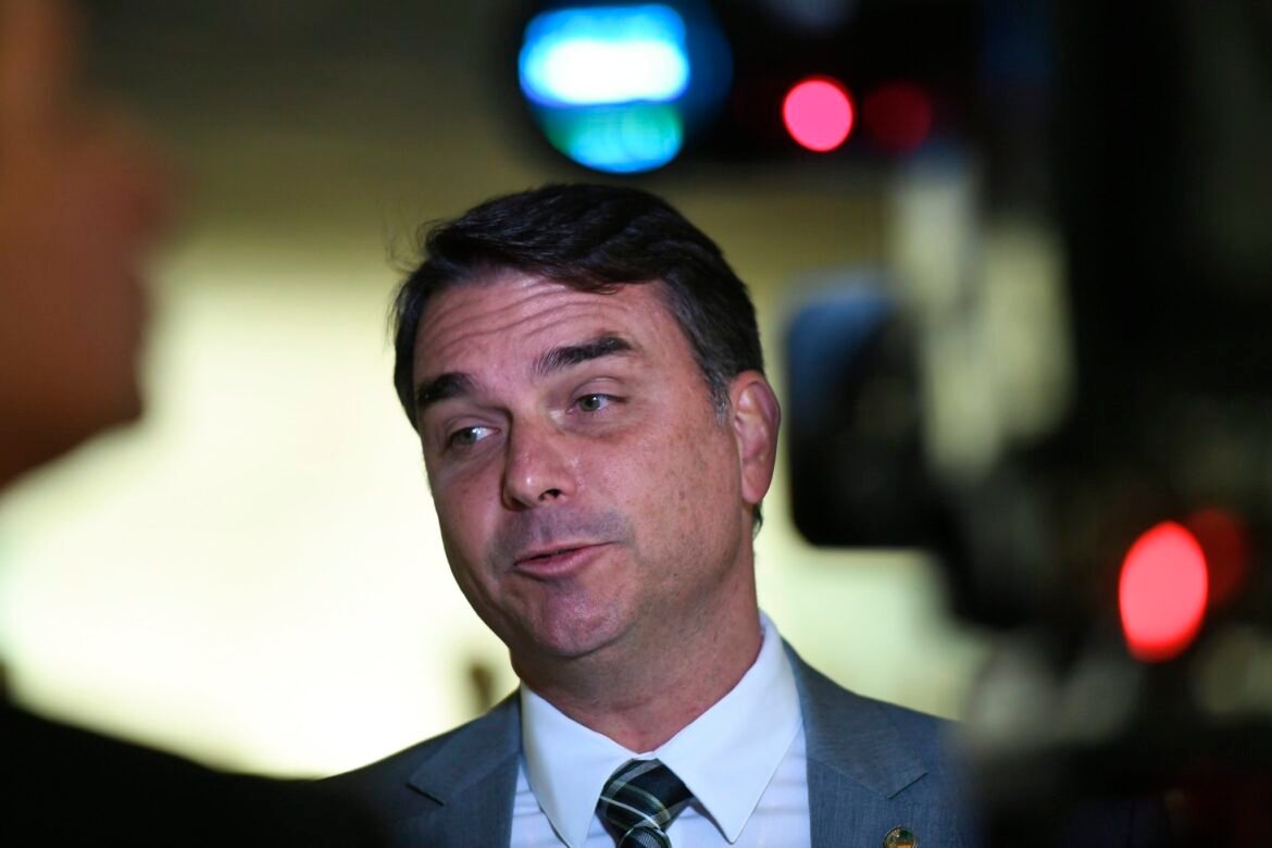 e-#fake-video-de-flavio-bolsonaro-dizendo-que-vai-criar-‘auxilio-sacolao-de-osso’;-audio-foi-manipulado-com-ia