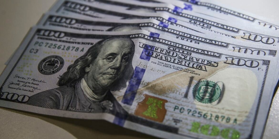 dolar-fecha-abaixo-de-r$-4,90-pela-primeira-vez-em-28-meses