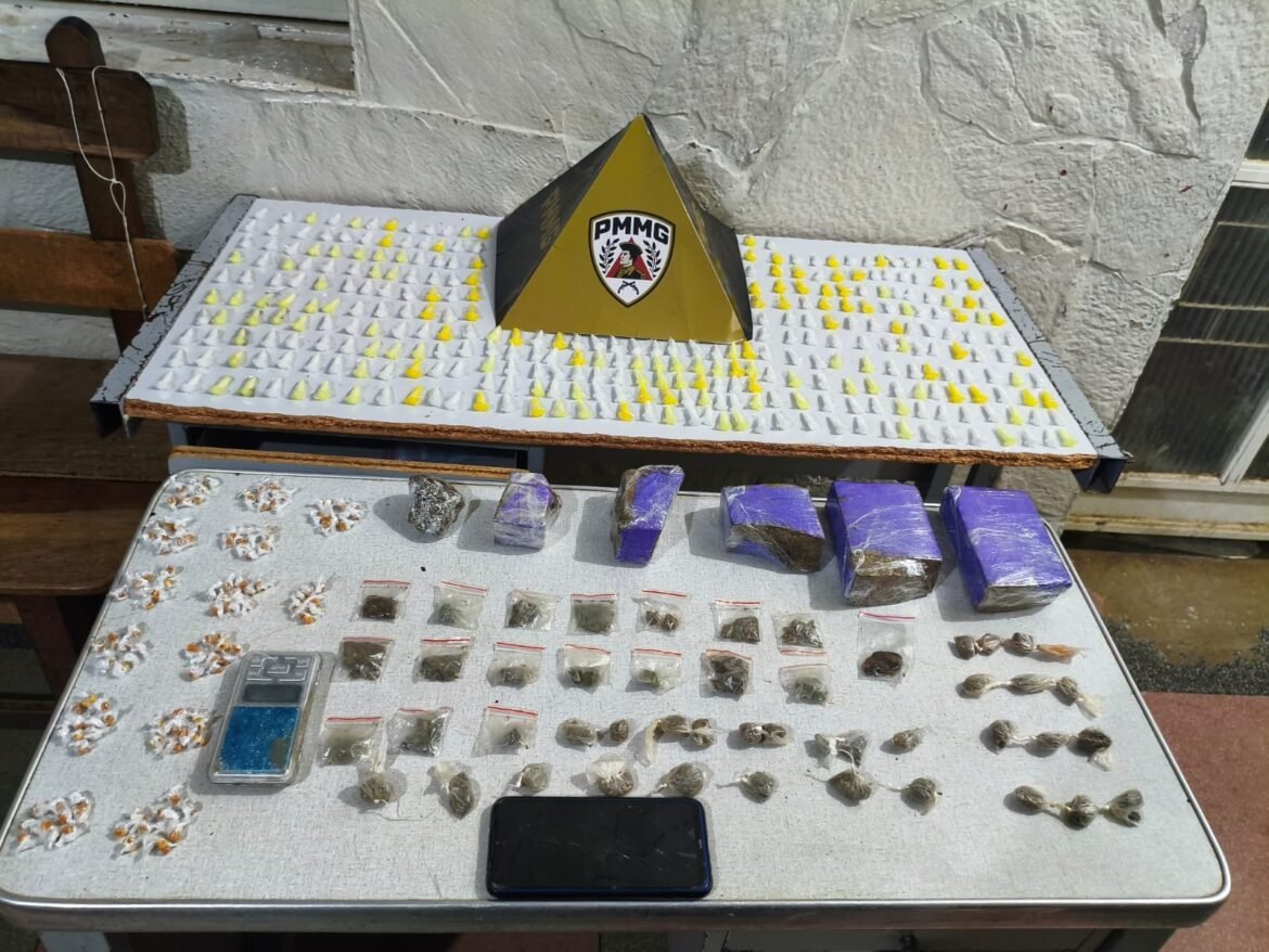 policia-apreende-cocaina,-crack-e-maconha-apos-denuncia-de-esquema-de-delivery-de-drogas-em-montes-claros