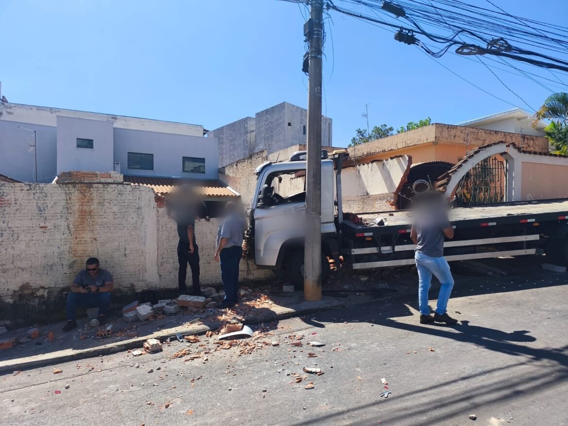 motorista-sofre-mal-subito-e-caminhao-atinge-veiculos-e-muro-no-centro-de-montes-claros