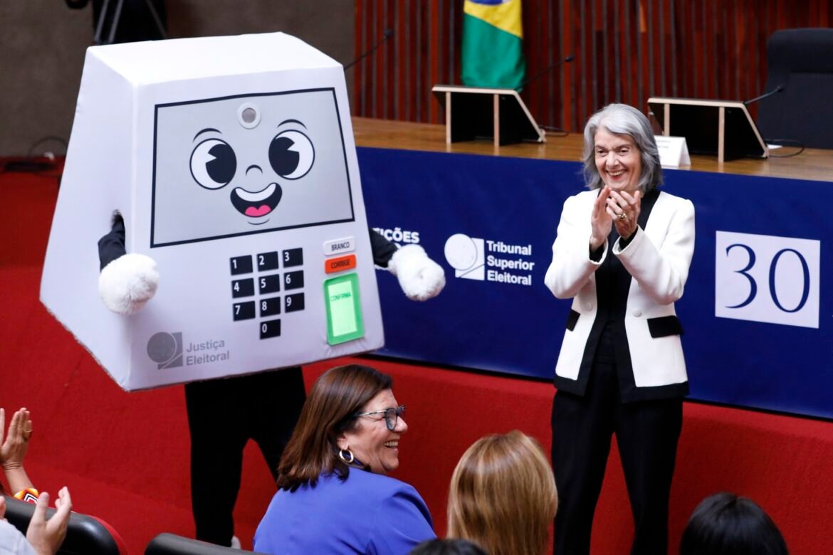 mascote-do-tse,-pilili-vira-alvo-de-nova-onda-de-ataques-as-urnas-eletronicas