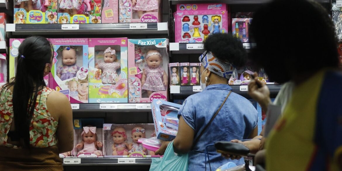com-queda-do-dolar,-comercio-cresce-0,5%-em-marco-e-amplia-recorde