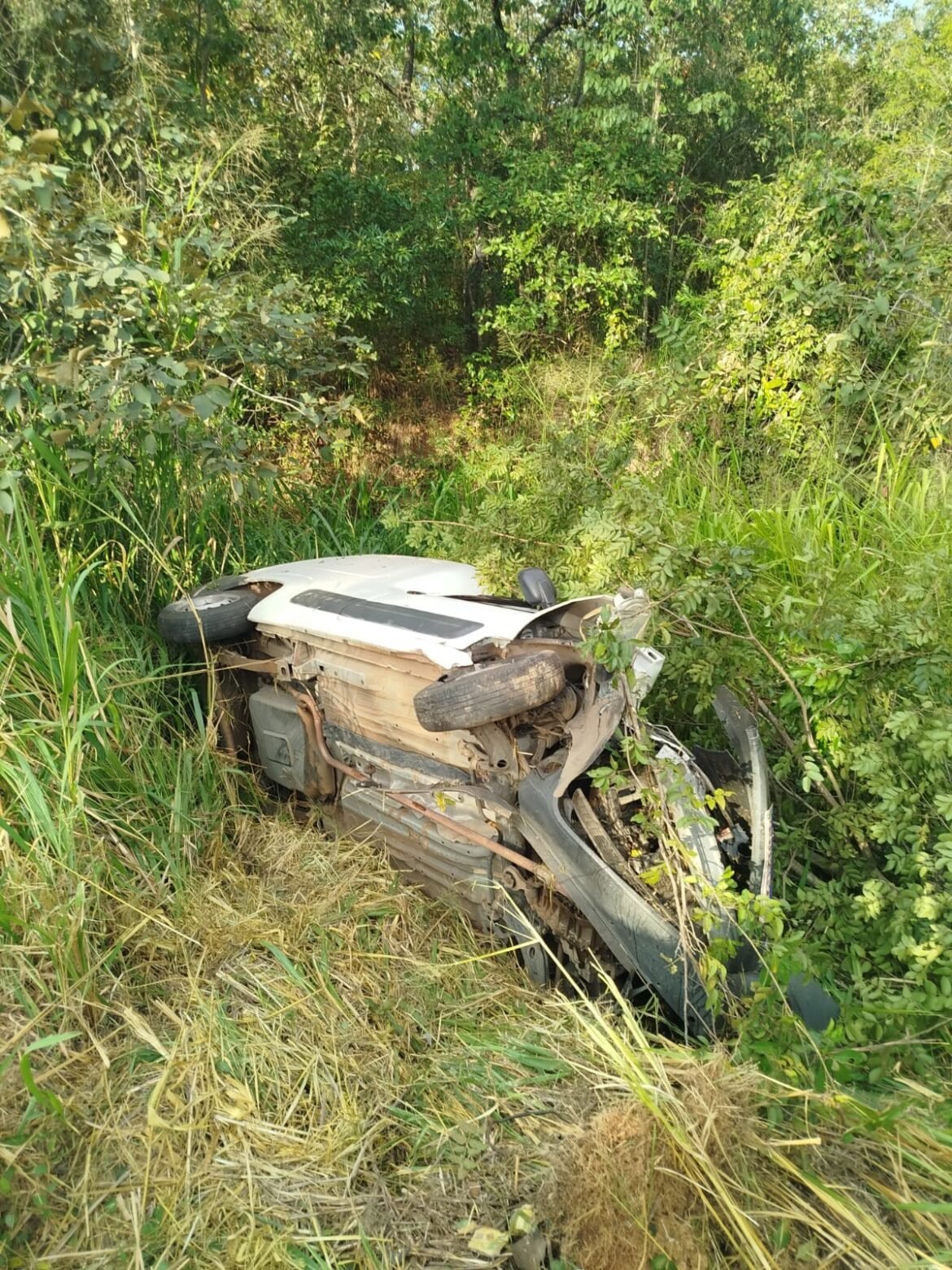 motorista-que-transportava-vacinas-de-sp-para-o-norte-de-minas-fica-ferido-apos-tombamento-de-fiorino-na-br-135