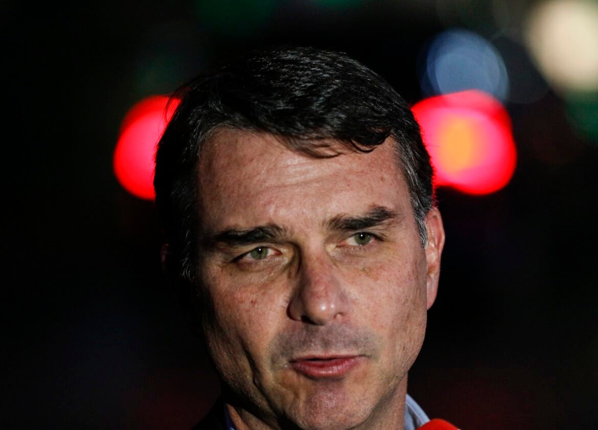flavio-bolsonaro-diz-que-dinheiro-pago-por-vorcaro-para-filme-foi-para-fundo-de-advogado-do-irmao-eduardo