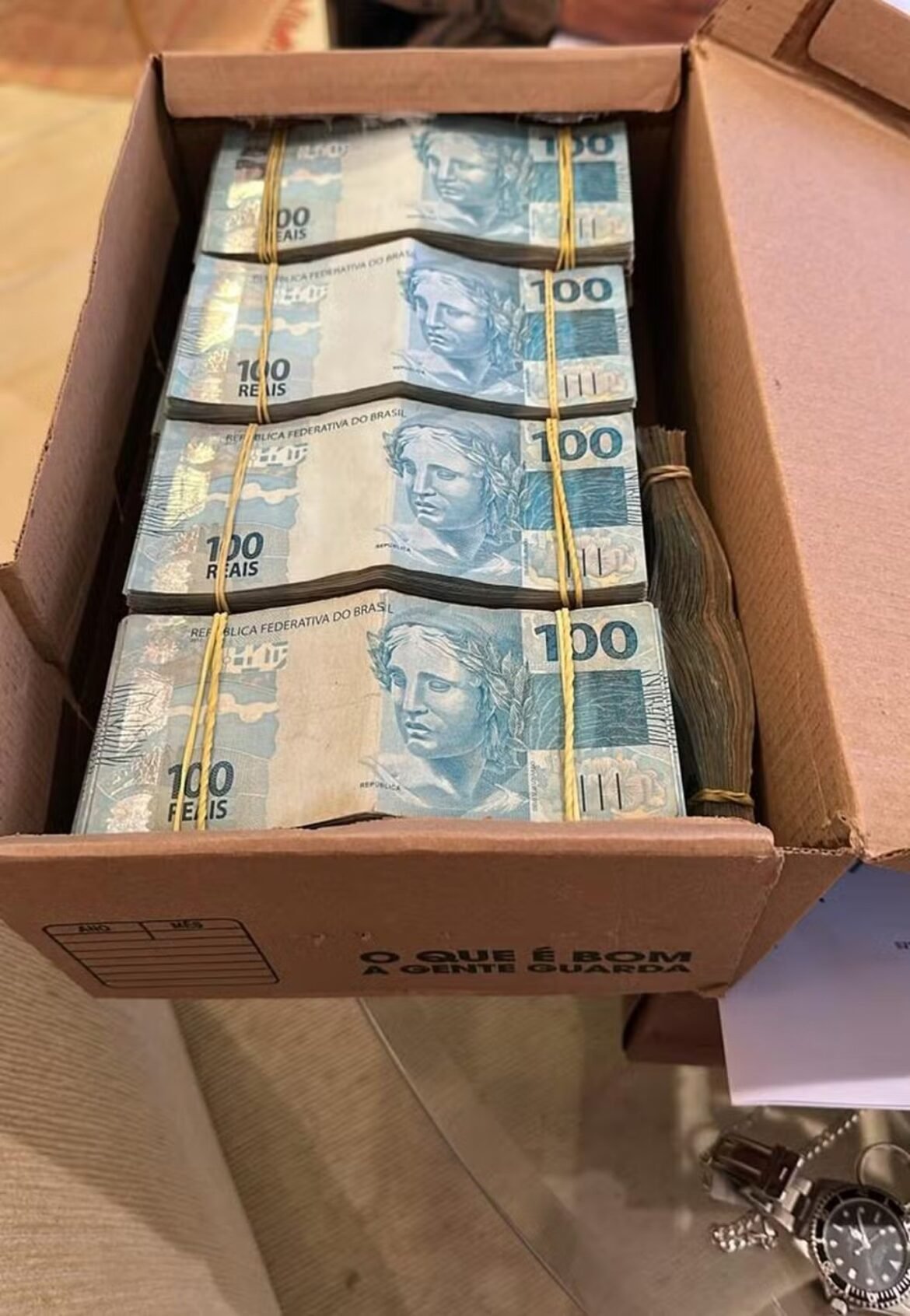 dinheiro-aprendido-em-casa-de-alvo-da-operacao-sem-refino-estava-em-caixa-com-mensagem:-‘o-que-e-bom-a-gente-guarda’