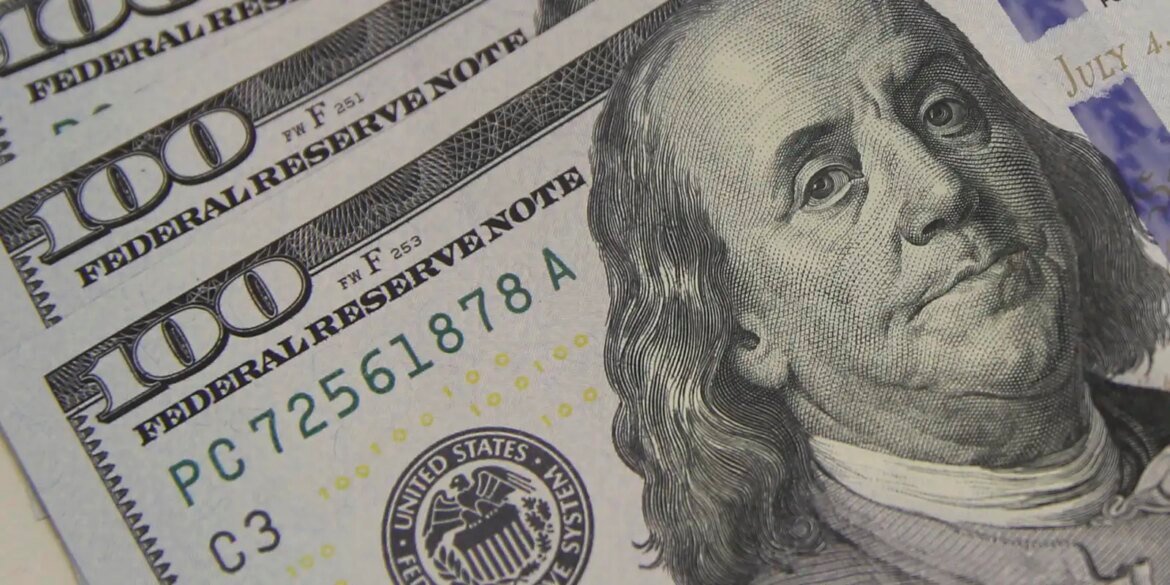 dolar-sobe-a-r$-5,06,-e-bolsa-cai-com-tensao-global-e-ruido-politico