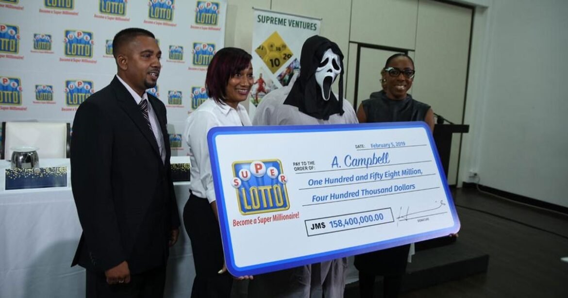 ganhador-de-loteria-recebe-premio-com-mascara-do-panico-para-nao-ser-identificado-na-jamaica