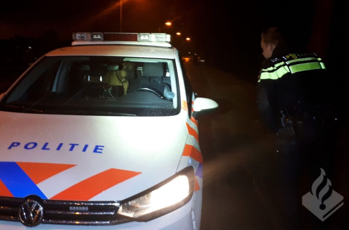 policiais-recolhem-cao-a-viatura-para-protege-lo-da-chuva-e-sao-‘expulsos’-pelo-animal
