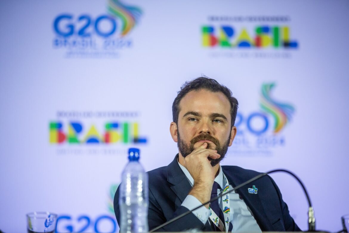 em-paris,-ministro-da-fazenda-faz-‘chamada’-por-investimentos-estrangeiros-e-diz-que-brasil-esta-‘barato’