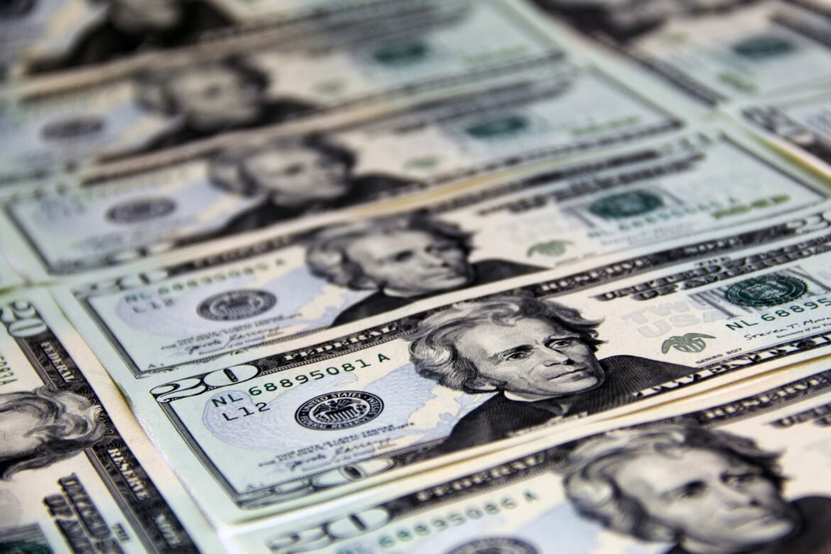 dolar-e-ibovespa-caem-com-petroleo-e-cenario-politico-no-radar-|-g1