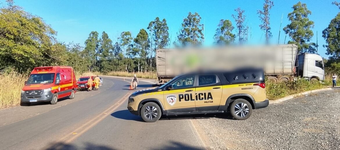 motociclista-morre-apos-bater-em-caminhao-e-ficar-preso-entre-as-rodas-na-lmg-651