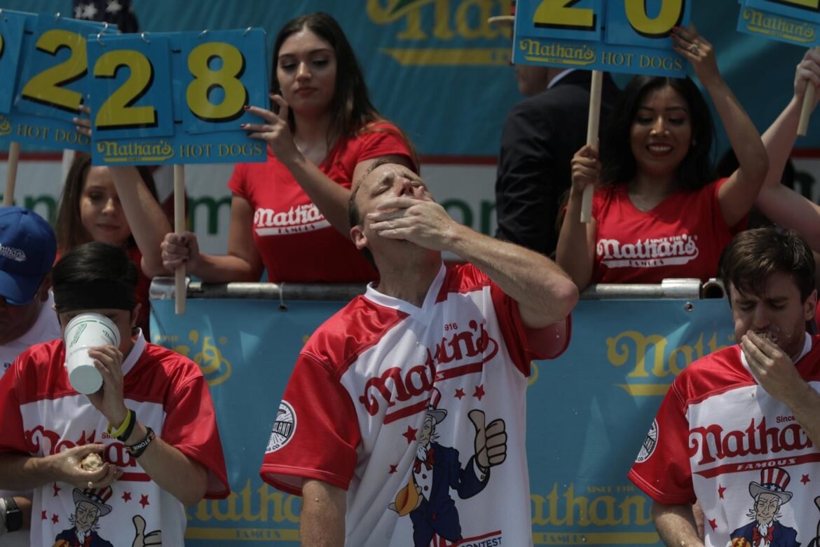 americano-come-74-cachorros-quentes-em-10-minutos-e-bate-recorde