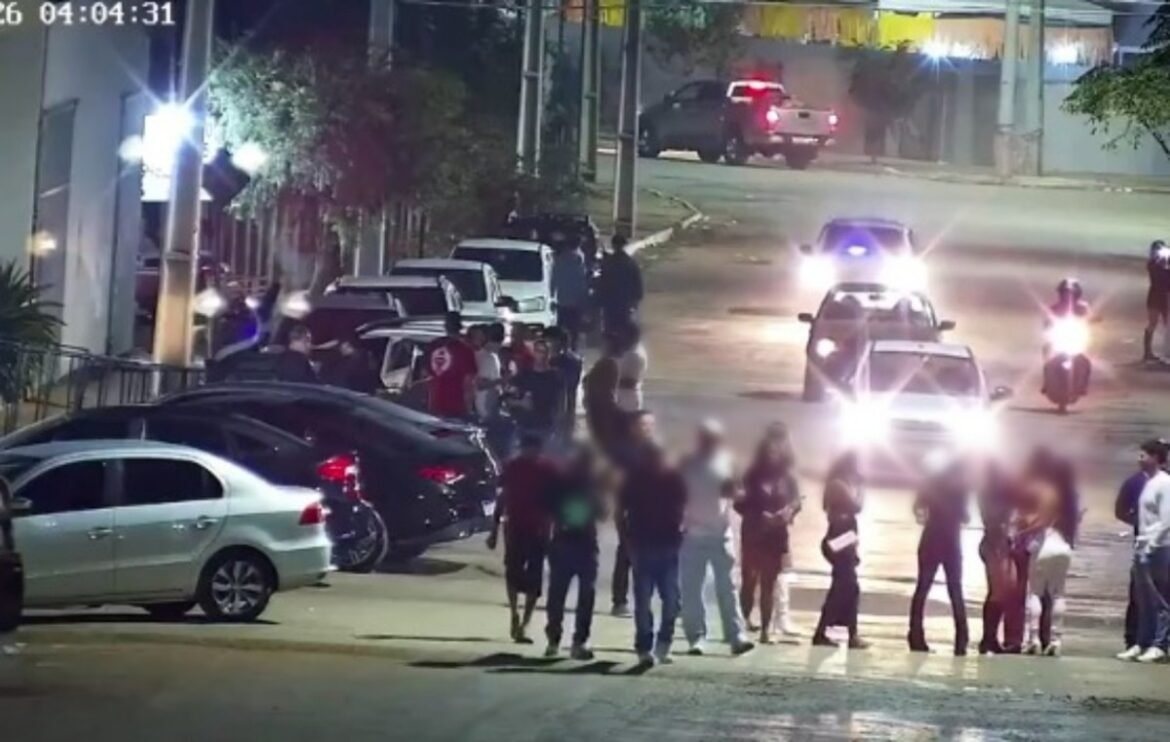 cameras-do-olho-vivo-flagram-homem-atirando-para-o-alto-perto-de-espaco-de-festas-no-centro-de-bocaiuva;-video