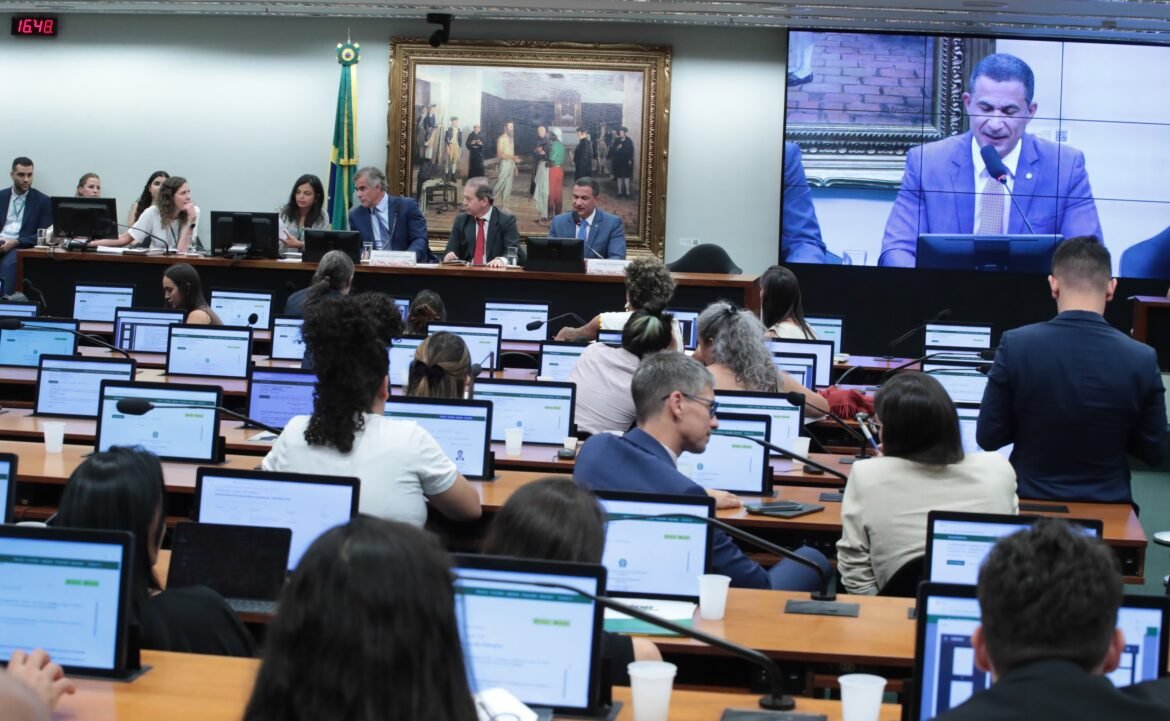 oposicao-tenta-ofuscar-escandalo-do-master-com-reducao-da-maioridade-penal;-governo-evita-debate
