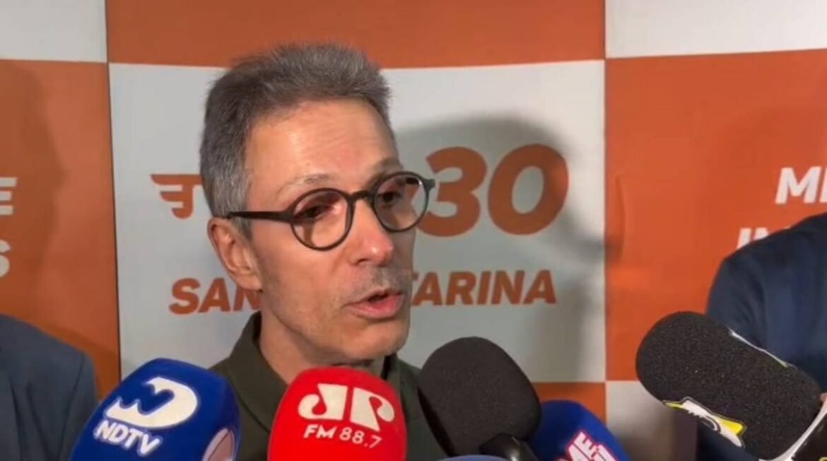 zema-chama-relacao-de-flavio-bolsonaro-com-vorcaro-de-traicao:-‘ninguem-do-novo-foi-avisado’