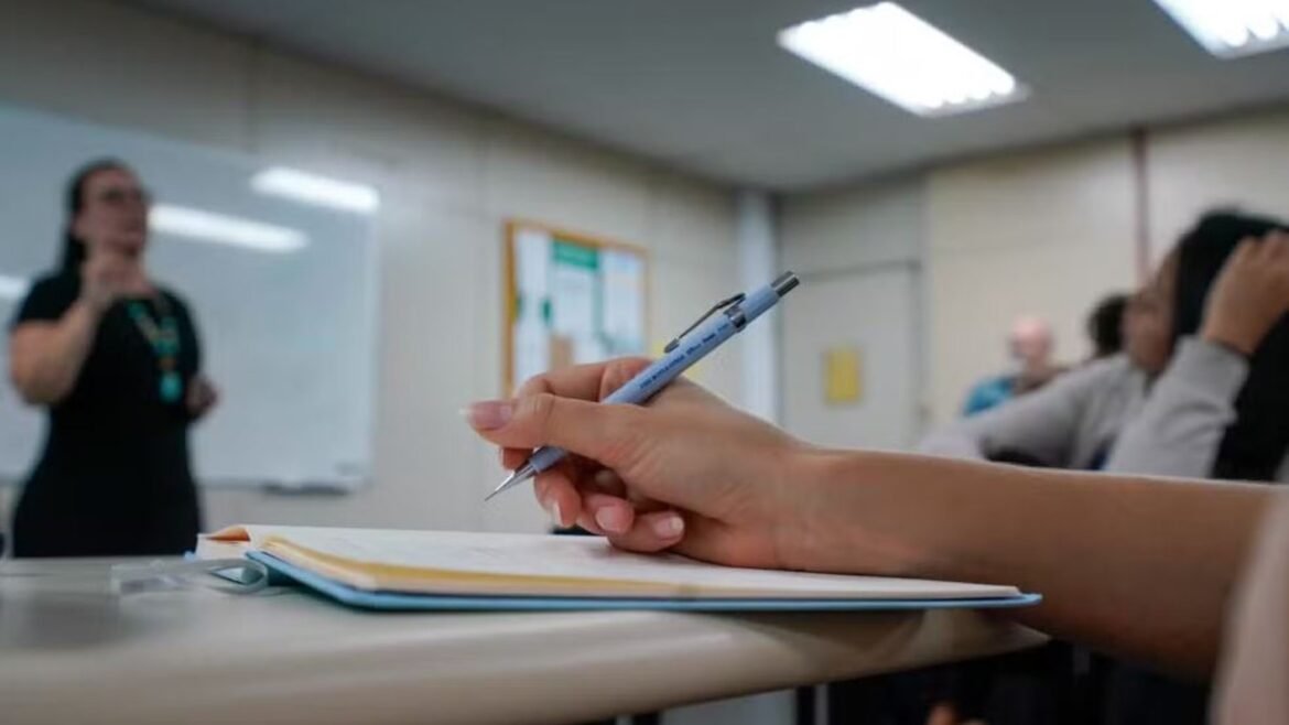 camara-aprova-mp-que-eleva-piso-dos-professores-para-r$5.130-em-2026-e-muda-calculo-para-reajuste