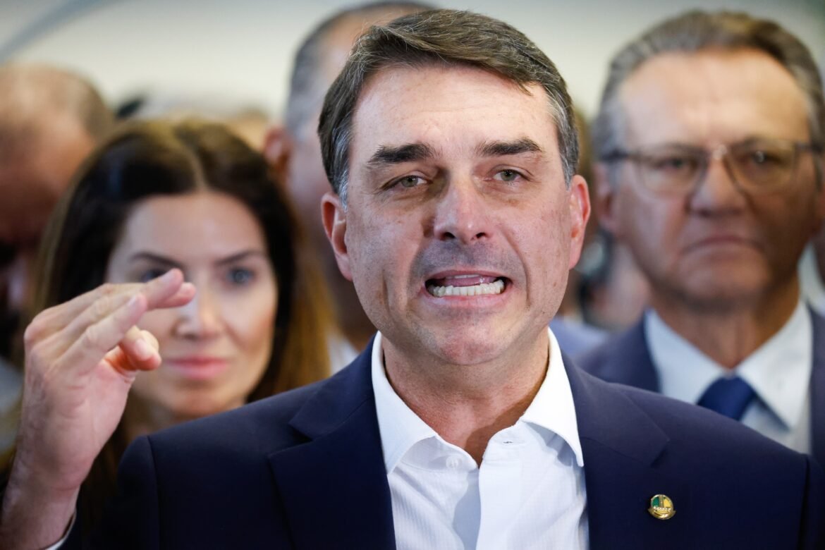 apos-crise-com-vorcaro,-flavio-bolsonaro-troca-coordenador-de-campanha