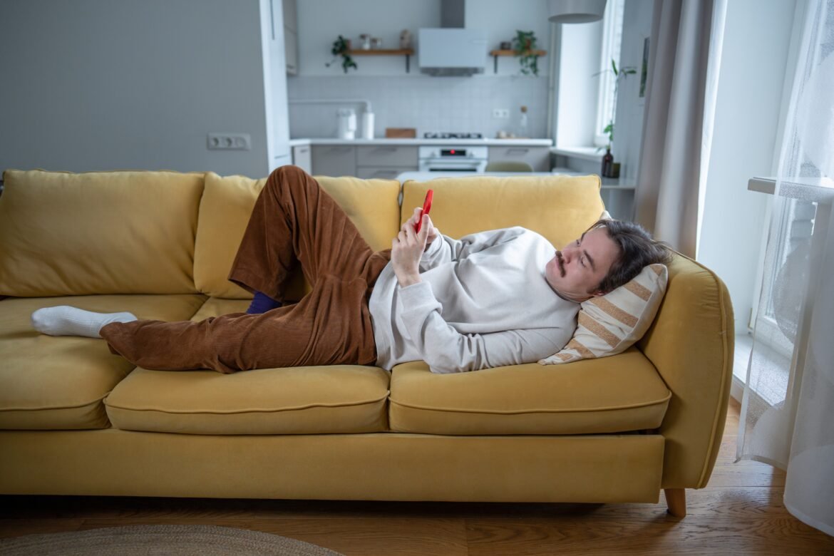 nao-se-culpe:-a-ciencia-explica-por-que-e-tao-dificil-trocar-o-sofa-pelo-exercicio-regular