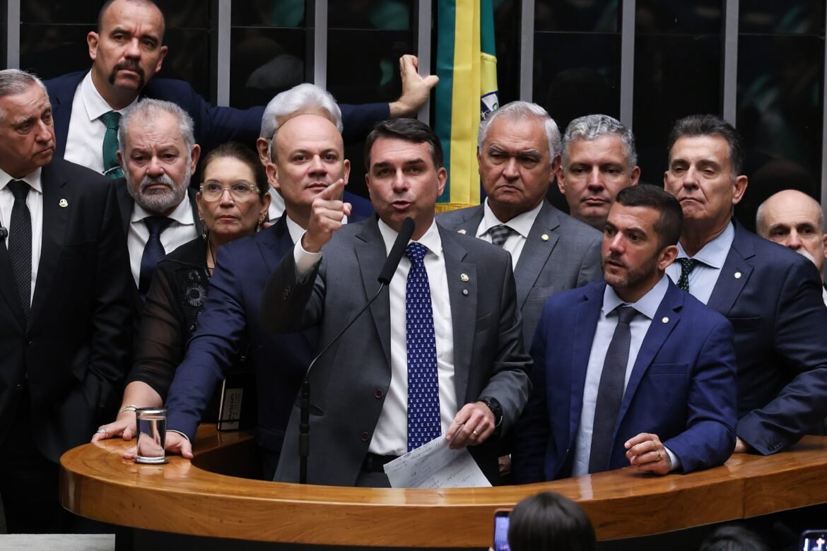 apos-esconder-relacao-com-vorcaro,-flavio-bolsonaro-diz-que-nao-tem-‘nada-a-esconder’;-video