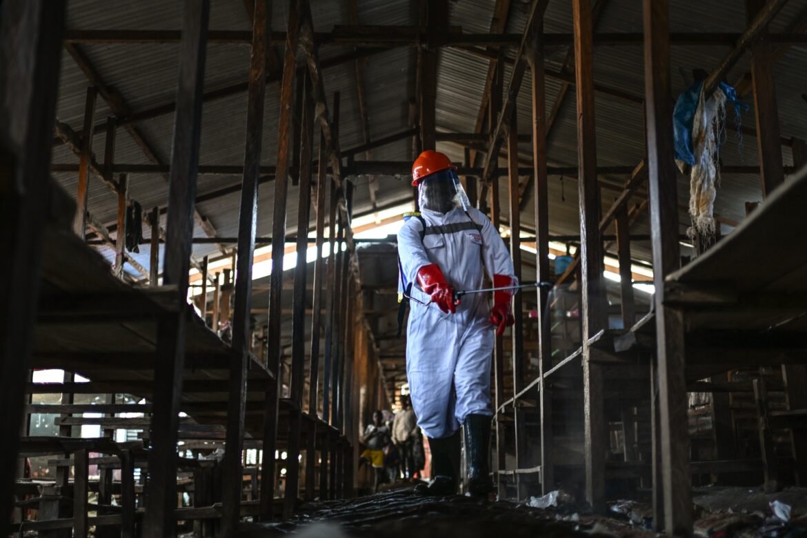 tenda-de-tratamento-de-ebola-e-incendiada-novamente-no-congo,-e-pacientes-suspeitos-fogem-de-centro-de-saude