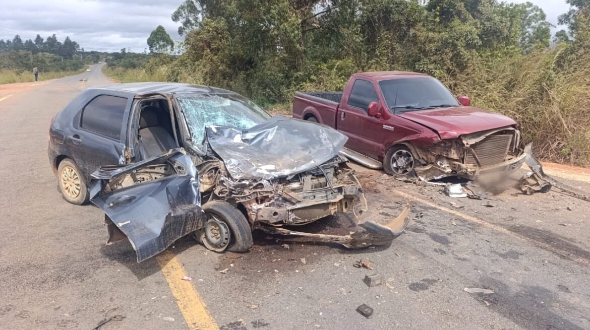casal-e-filhos-sao-levados-ao-hospital-apos-acidente-com-tres-veiculos-na-lmg‑602