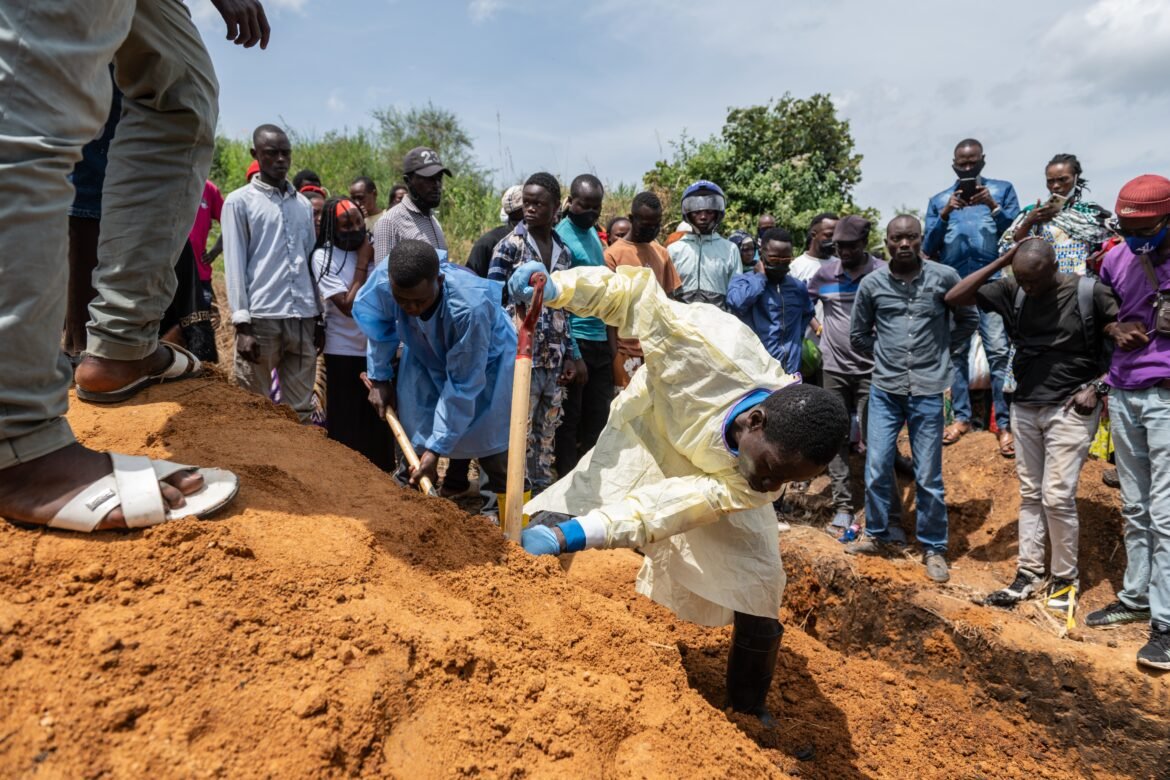 ebola:-oms-monitora-mais-de-900-casos-suspeitos-da-doenca