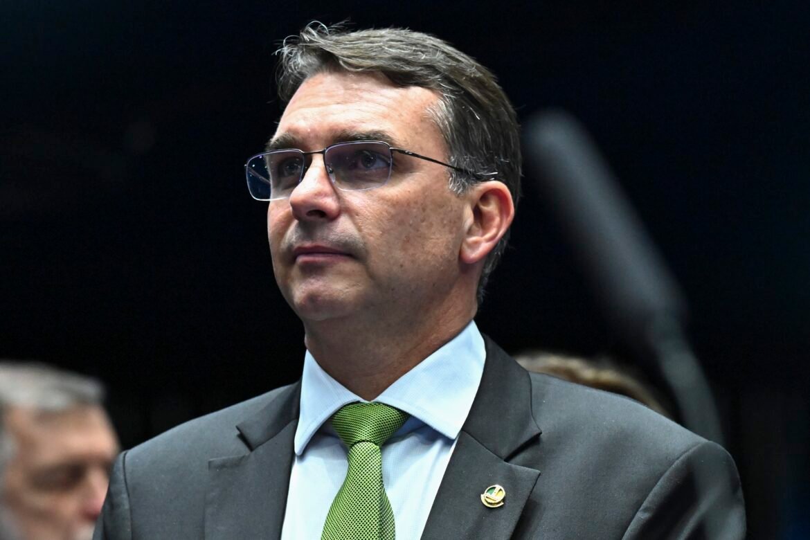 flavio-bolsonaro-articula-visita-a-casa-branca-para-agenda-com-trump,-dizem-assessores