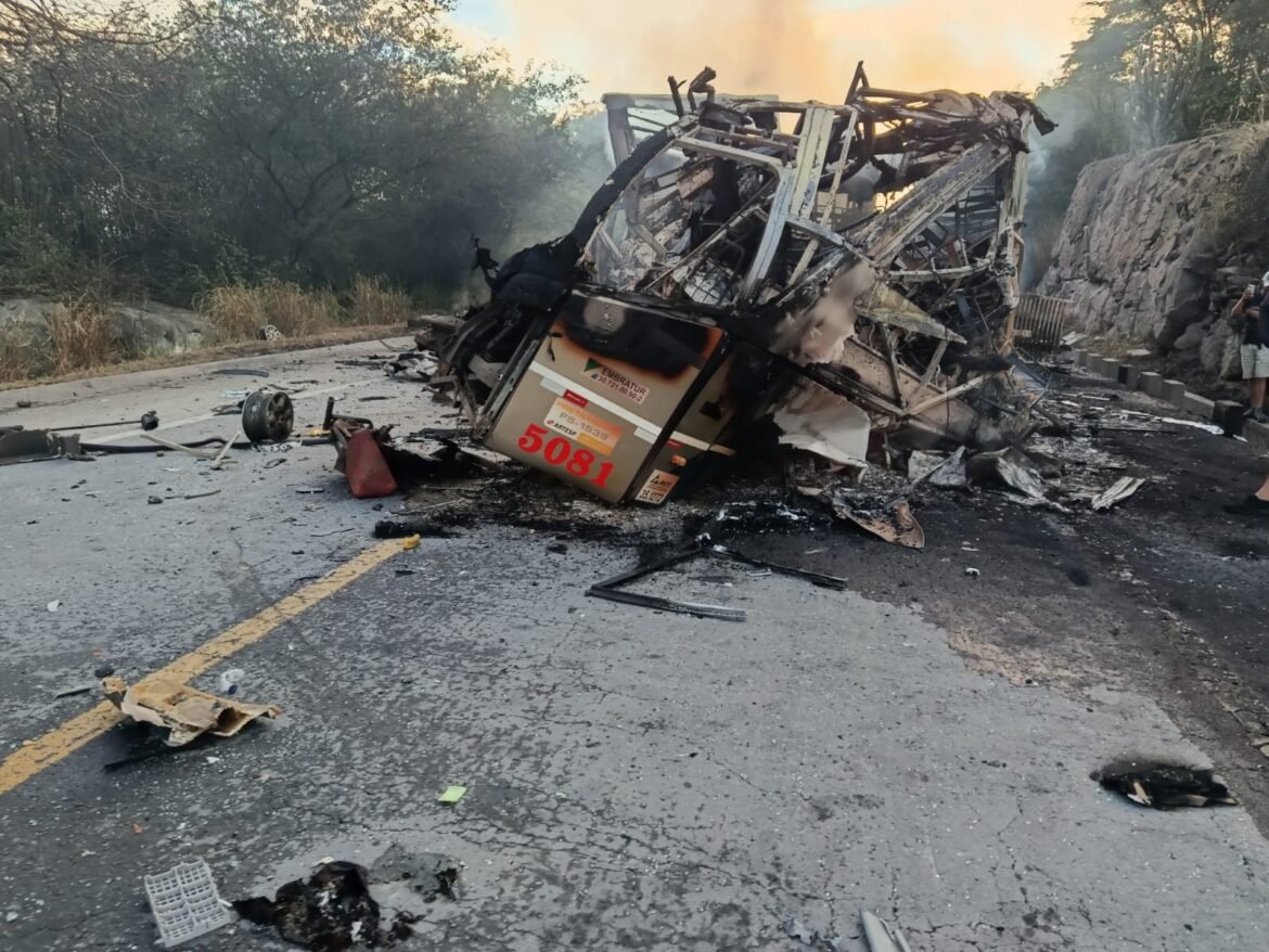 tres-vitimas-de-acidente-entre-onibus-e-carreta-na-br-251-seguem-internadas-em-hospitais-do-norte-de-minas