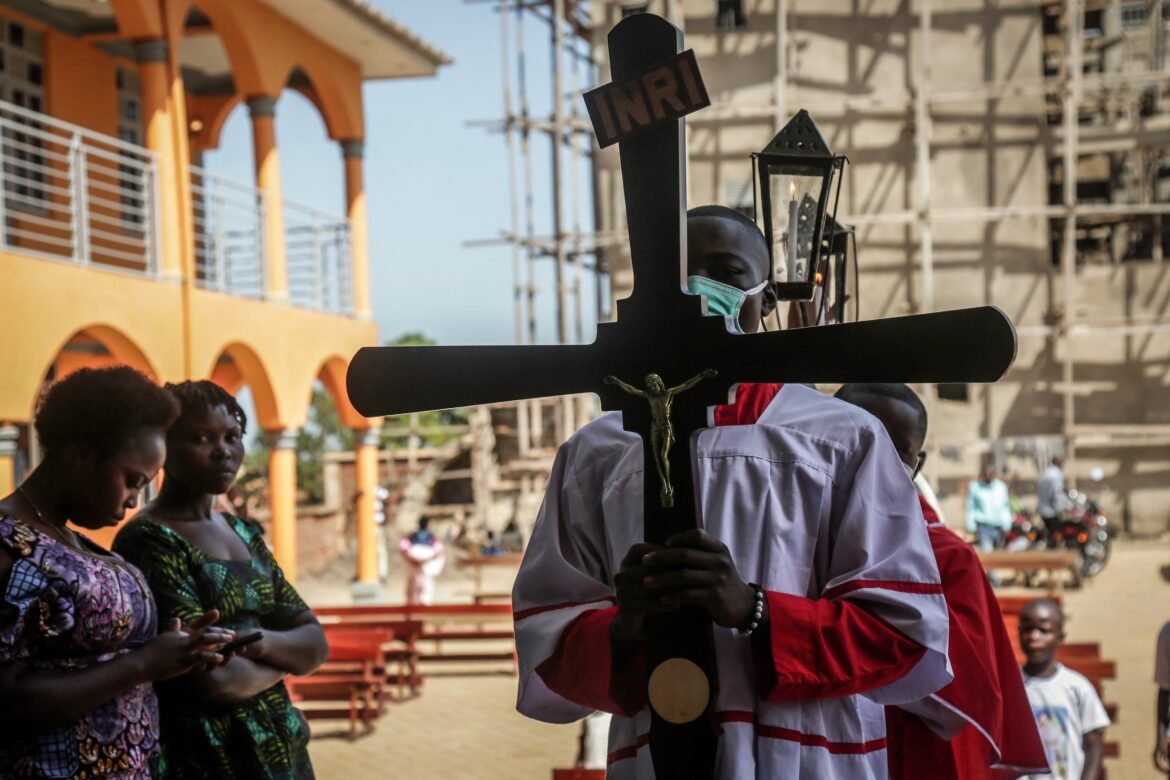 ebola:-moradores-invadem-hospital-na-republica-democratica-do-congo-para-exigir-corpo-de-lider-religioso-morto