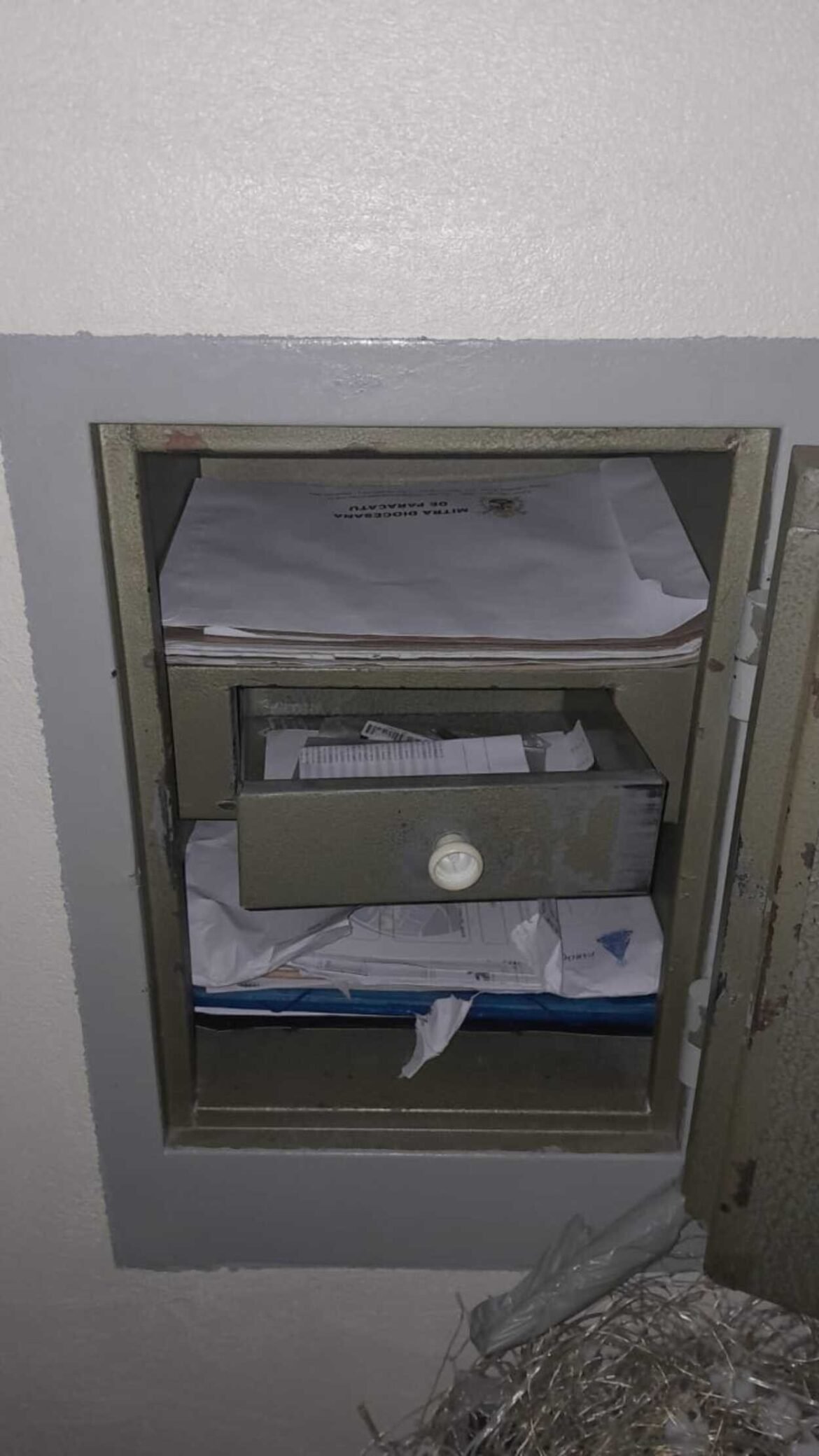 criminosos-arrombam-igreja-e-furtam-r$-3-mil-de-cofre-em-arinos