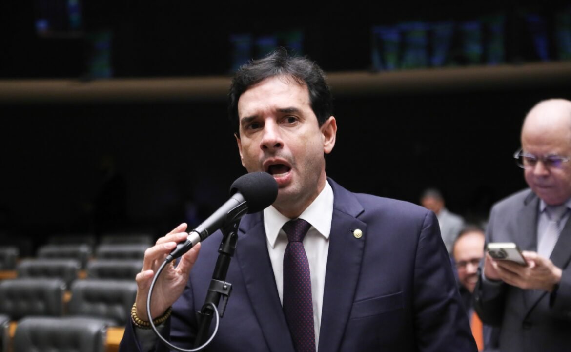 escala-6×1:-relator-apresenta-parecer-com-reducao-de-jornada-de-trabalho-de-44-para-40-horas-e-periodo-de-transicao