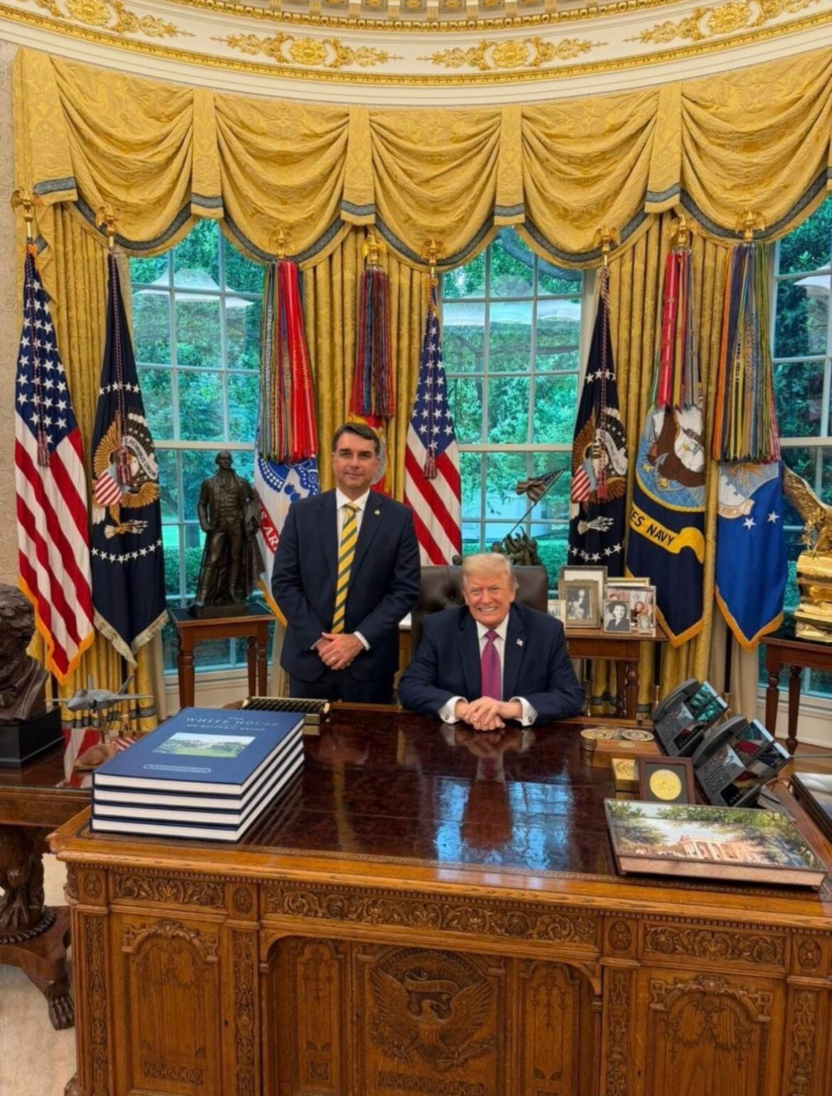 flavio-bolsonaro-busca-foto-com-trump-para-tirar-foco-da-crise-do-master