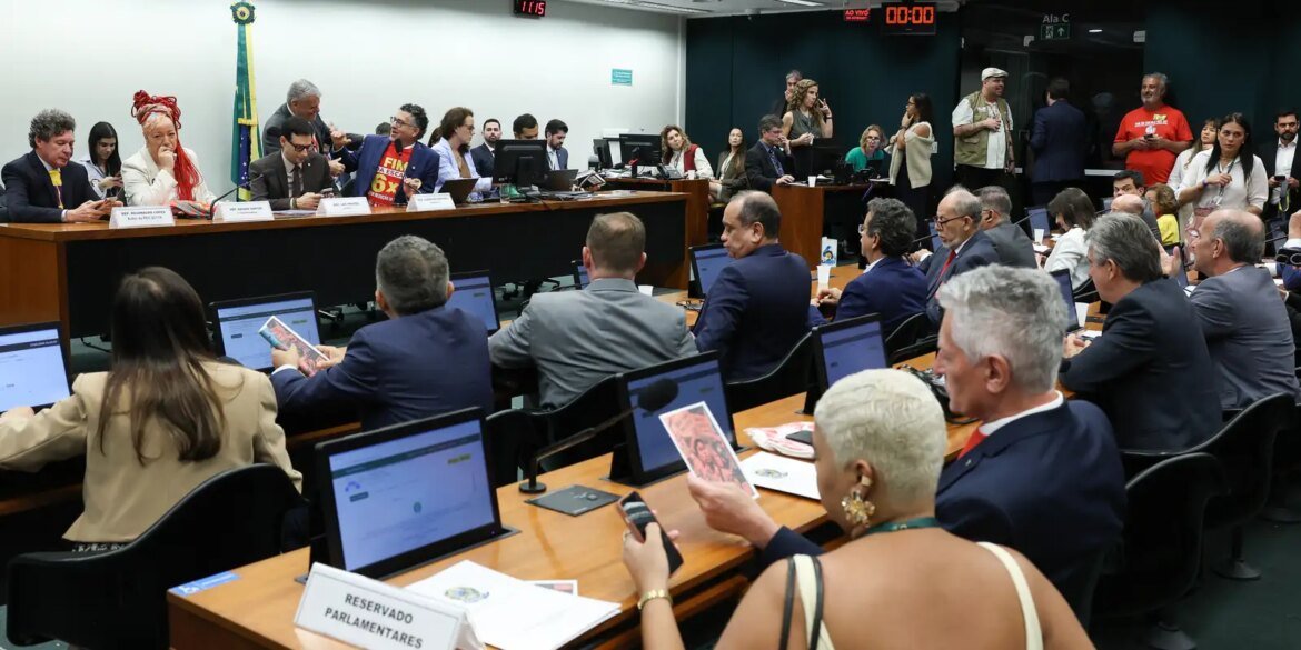 oposicao-critica-pec-do-fim-da-escala-6×1-durante-votacao-na-comissao