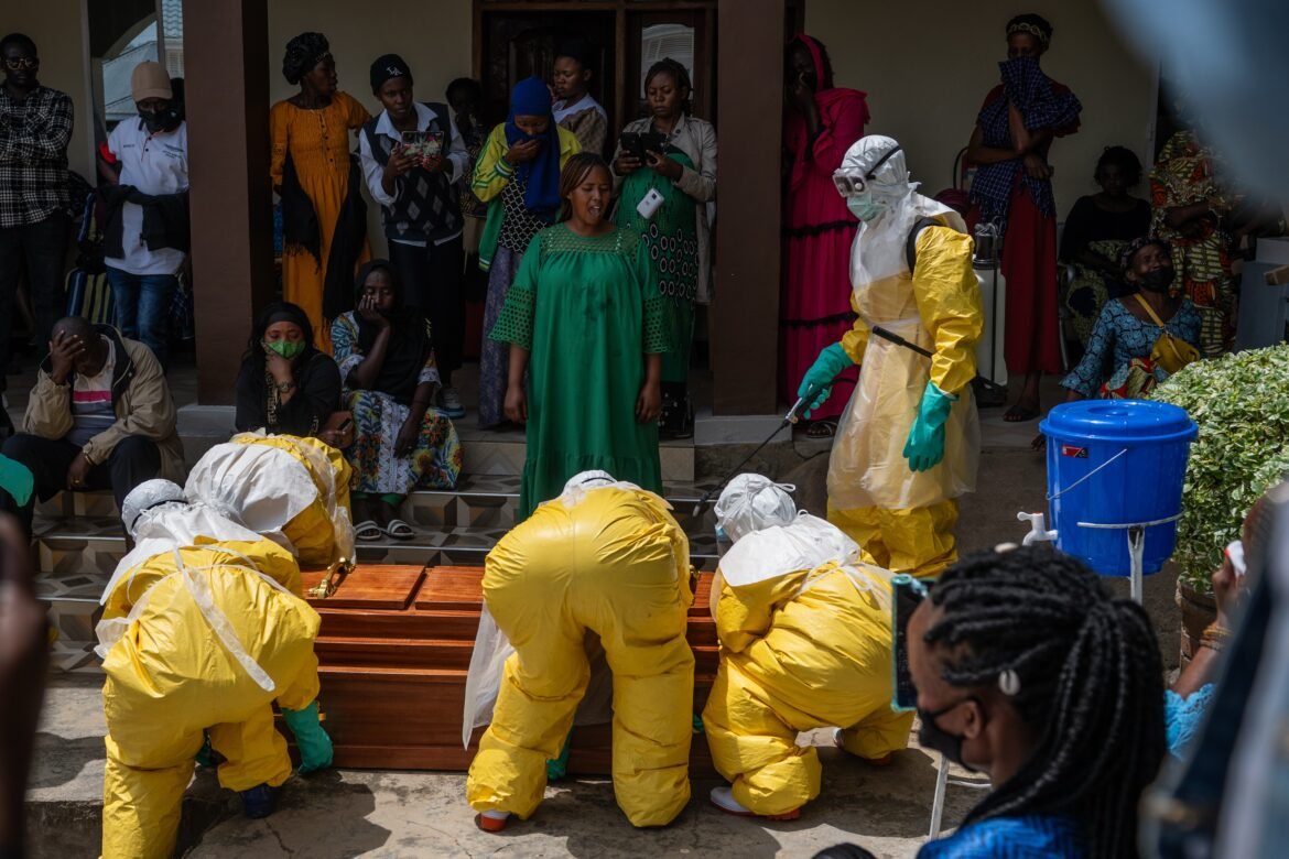 oms-pede-cessar-fogo-no-congo-para-conter-avanco-do-ebola-em-meio-a-guerra;-uganda-fecha-fronteira-com-pais