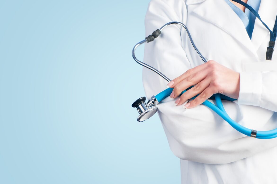 brasil-tem-dois-casos-por-dia-de-falsos-medicos;-cfm-lanca-ferramenta-para-denuncias