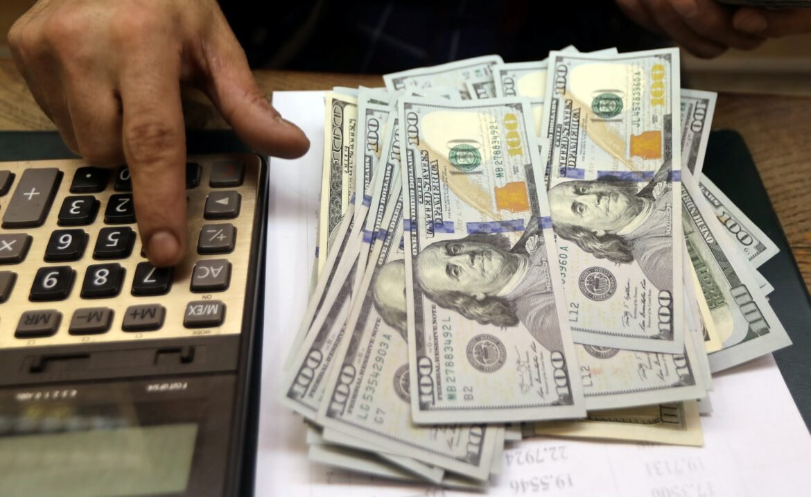 dolar-cai-e-fecha-em-r$-5,03,-com-foco-nas-negociacoes-entre-eua-e-ira;-ibovespa-recua-|-g1