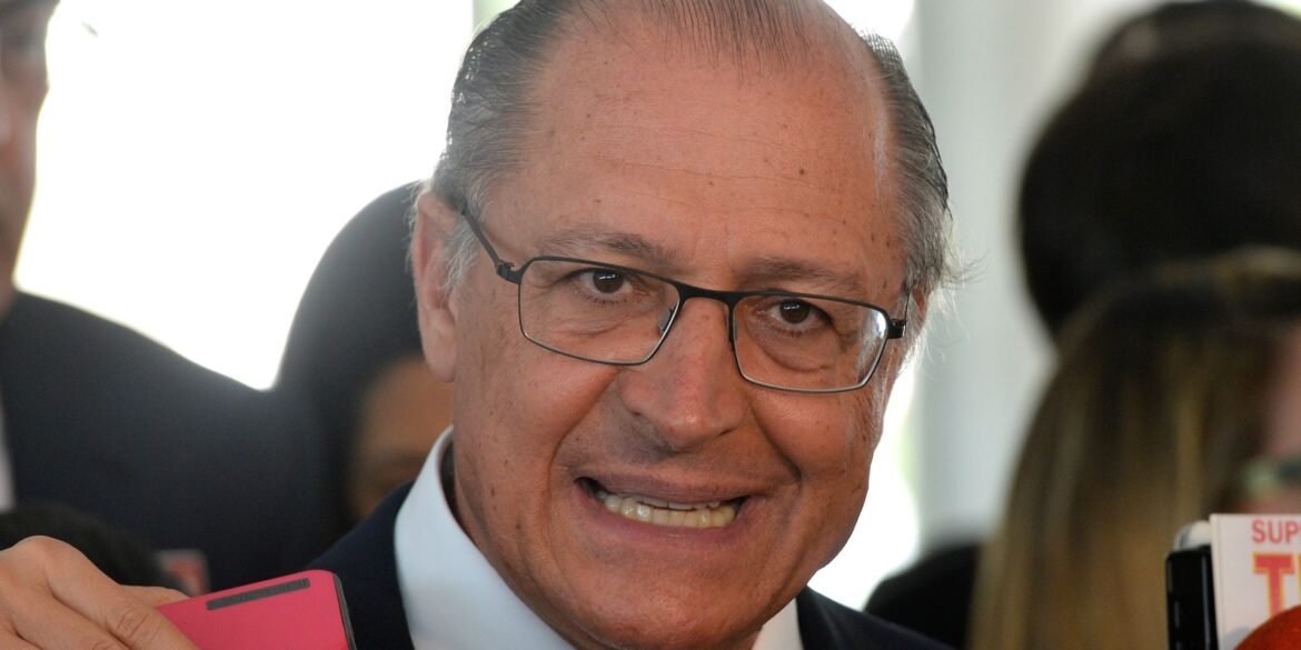e-factoide-do-cla-bolsonaro-para-desviar-do-caso-master,-diz-alckmin