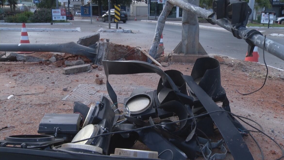 motorista-abandona-caminhonete-apos-atingir-estrutura-de-semaforo-em-avenida-de-montes-claros,-diz-policia