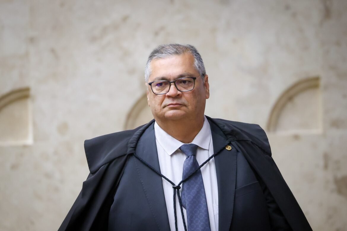 flavio-dino-cancela-ida-ao-forum-de-lisboa-apos-acidente-domestico;-ministro-teve-fratura-no-pe
