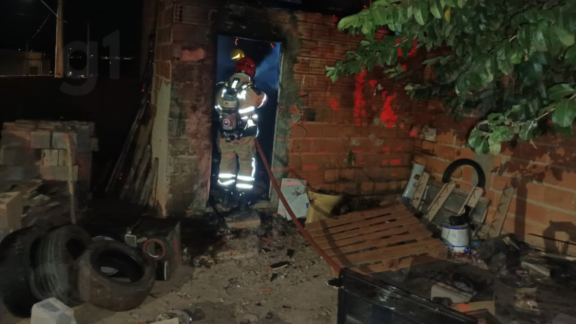 homem-e-preso-suspeito-de-incendiar-casa-da-ex-companheira-e-descumprir-medida-protetiva-em-bocaiuva