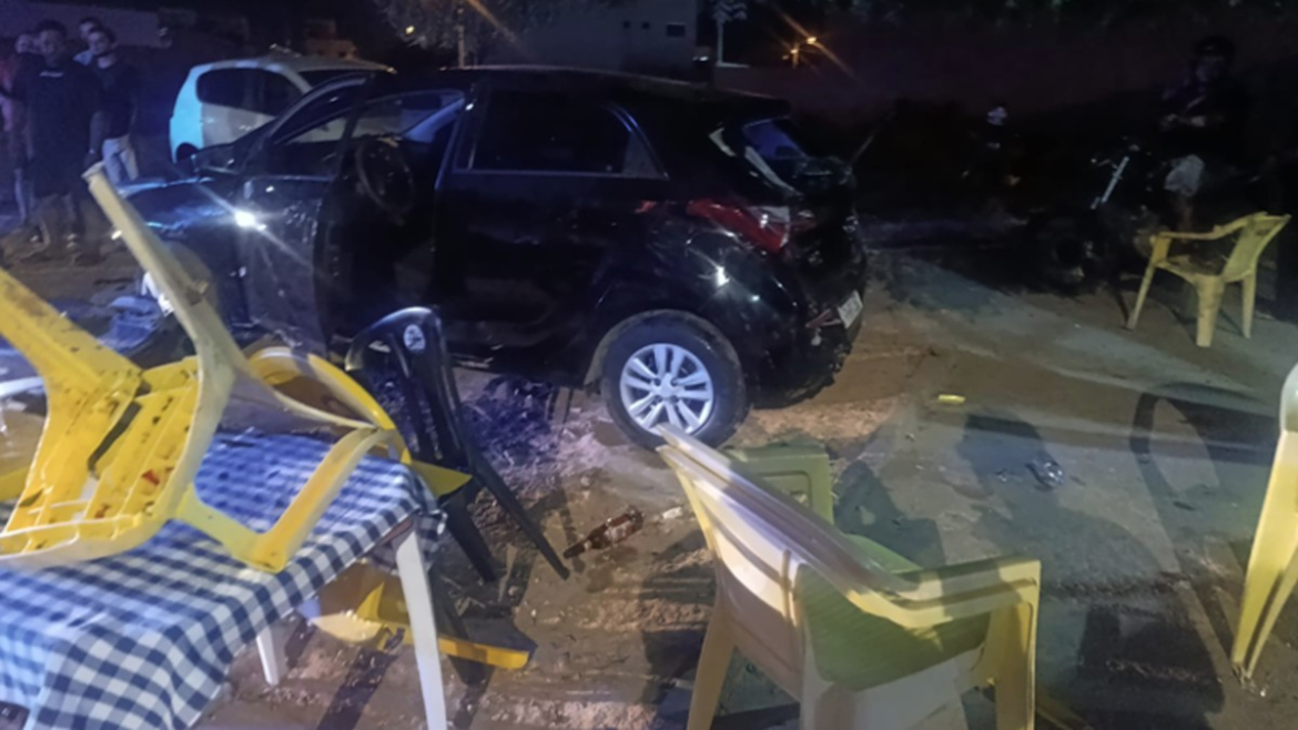 video:-motorista-com-sinais-de-embriaguez-da-marcha-a-re,-atinge-motos-e-mesas-de-bar-em-salinas;-duas-pessoas-ficam-feridas