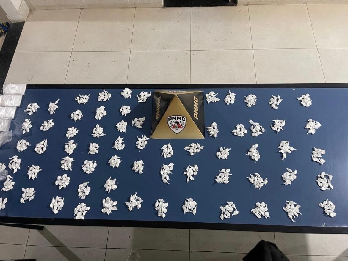 motociclista-tenta-fugir-da-pm,-abandona-mochila-com-mais-de-600-papelotes-de-cocaina-e-e-preso-em-montes-claros