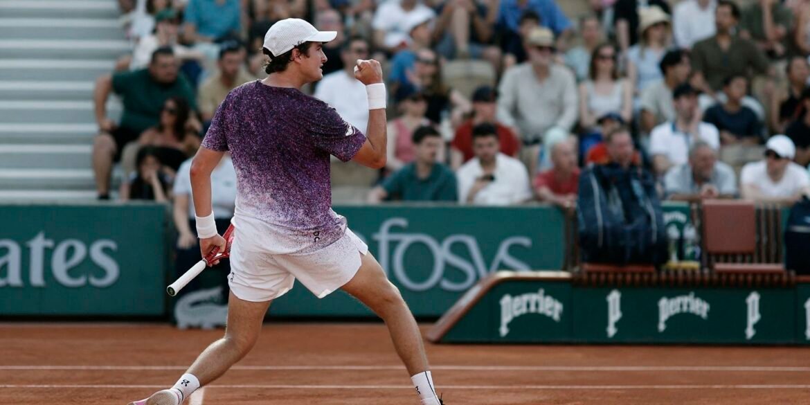 mensik-derruba-joao-fonseca-nas-quartas-em-roland-garros:-3-a-0