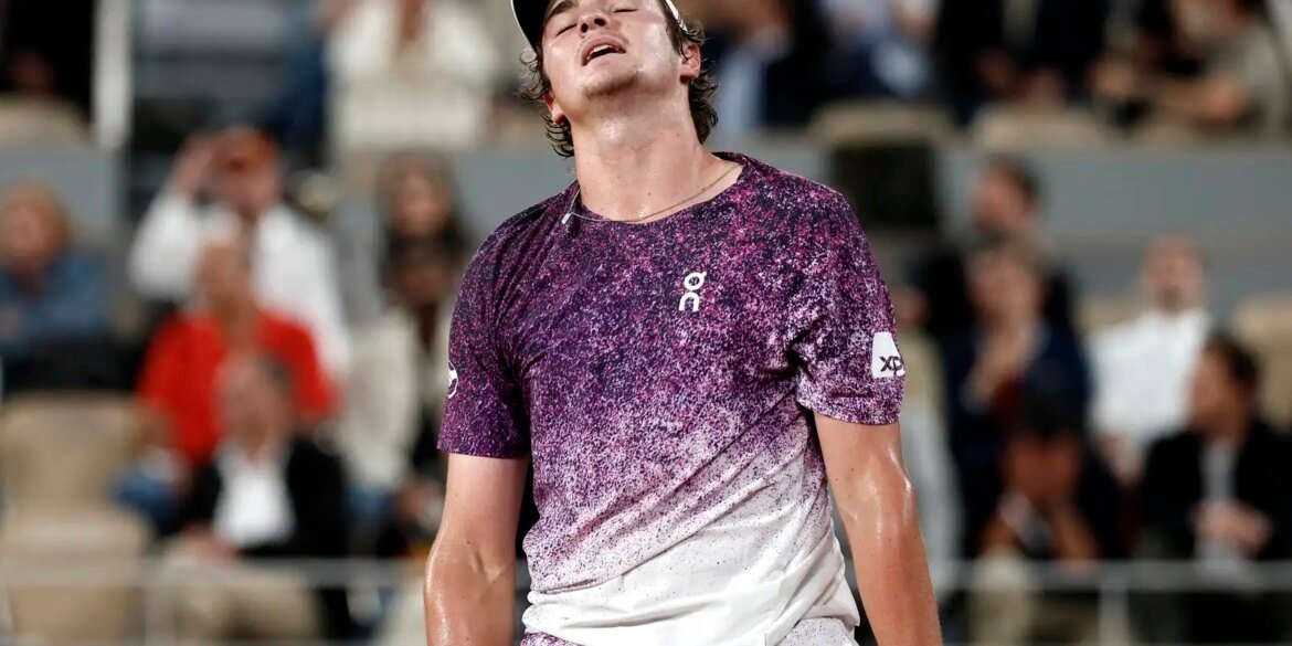 joao-fonseca-luta,-mas-da-adeus-a-roland-garros-apos-reves-para-mensik