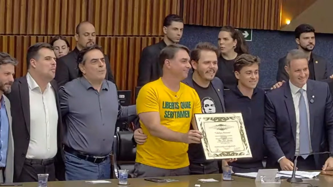 flavio-bolsonaro-recebe-titulo-de-cidadao-honorario-de-bh-sob-atos-de-manifestantes-contra-e-a-favor