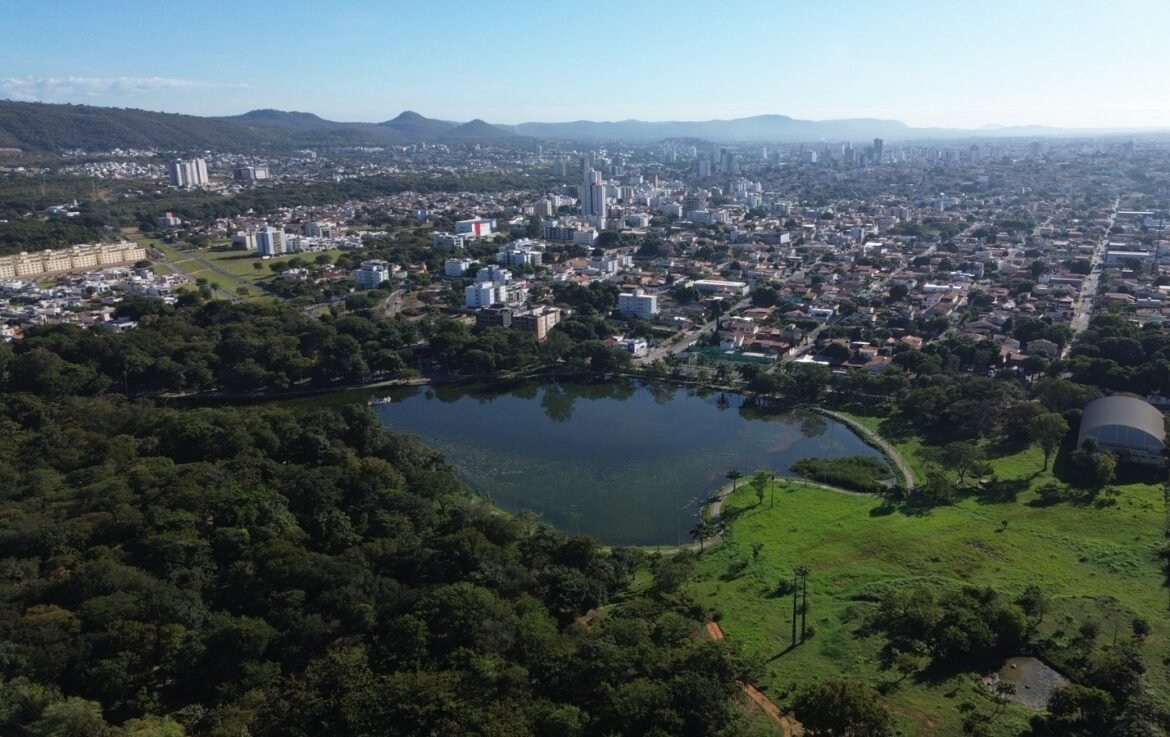 prefeitura-de-montes-claros-faz-oxigenacao-da-lagoa-do-parque-municipal