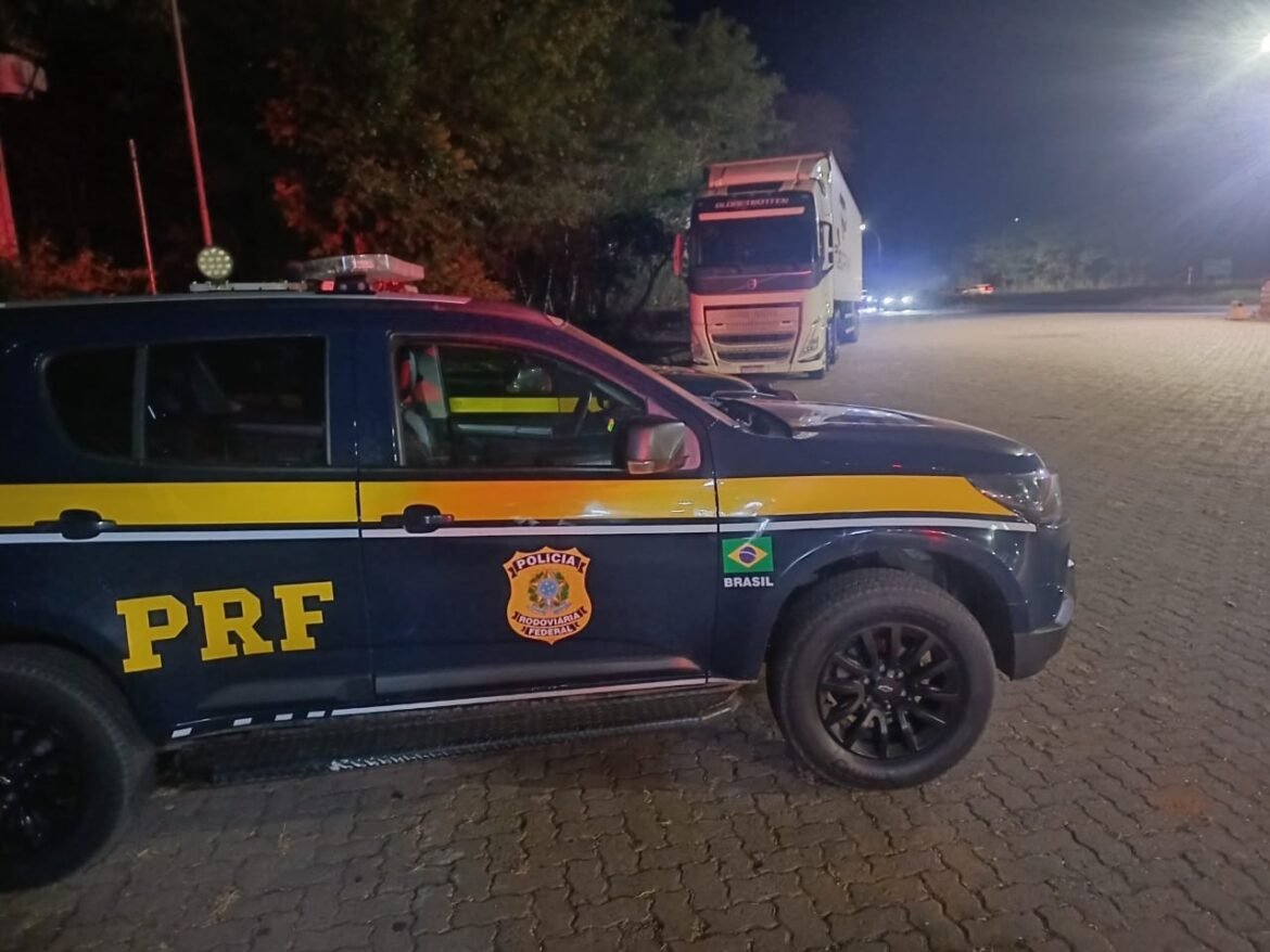 prf-retem-carga-de-empresa-de-vendas-on-line-transportada-sem-nota-fiscal-na-br-251